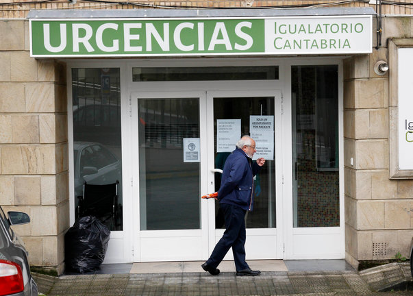 Una persona pasa por delante del Igualatorio Cantabria. / J. R.