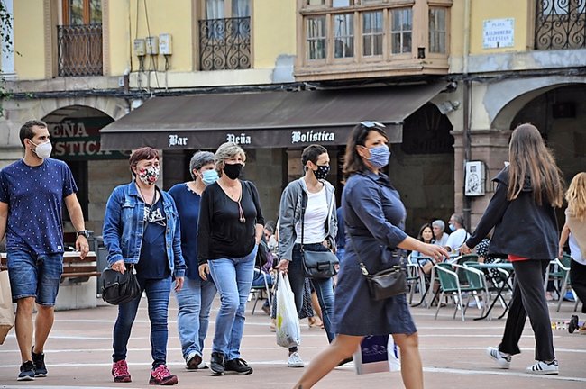 Ciudadanos paseando por Torrelavega. / alerta