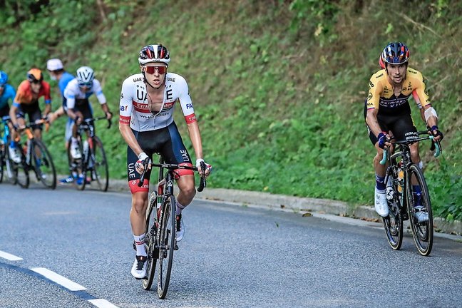 El ciclista esloveno Tadej Pogacar (C) del UAE-Team Emirates, seguido por el esloveno Primoz Roglic (R) del Team Jumbo-Visma, en acción durante la octava etapa del Tour de Francia. EFE