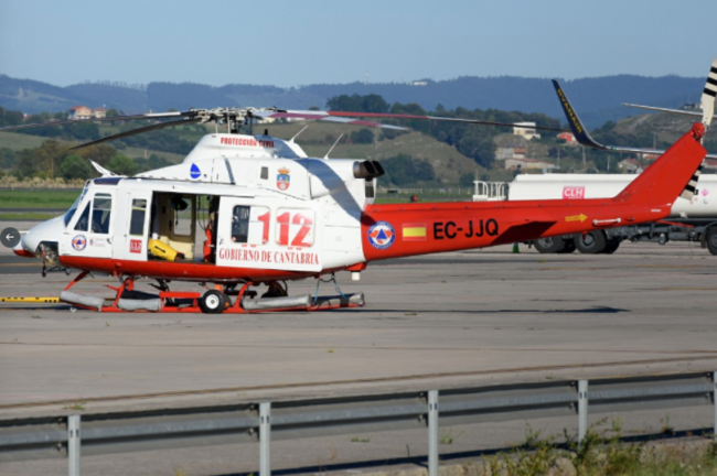 El helicóptero del Gobierno de Cantabria en el aeropuerto Sebe Ballesteros. / archivo