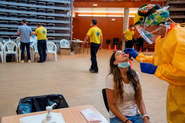 Una joven es atendida por un profesional sanitario en un Centro Cívico del barrio de Balàfia de Lleida durante un cribado masivo. EFE/ Ramon Gabriel/Archivo
