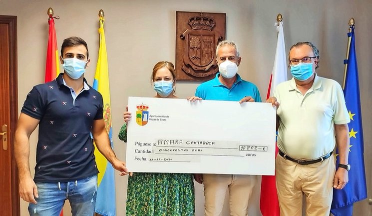 Entrega del cheque en favor de Amara Cantabria. / alerta