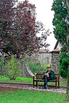 Un actor teatraliza a Pereda leyendo en el jardín de su casa en el centro de Polanco. / ALERTA