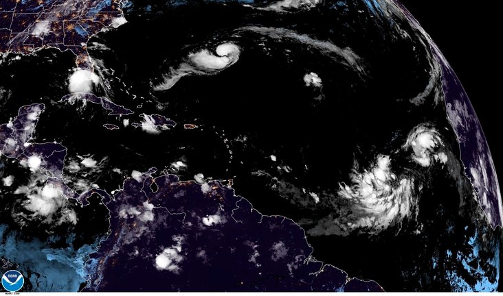 Imagen satelital cedida por la Oficina Nacional de Administración Oceánica y Atmosférica (NOAA) de Estados que mostraba la localización de la tormenta tropical Sally, el huracán Paulette y las depresiones tropicales Rene y Veinte este domingo a las 2:10 hora local (6:10 GMT). EFE/NOAA-NHC