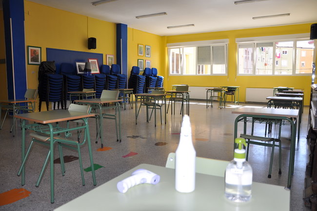 Un aula vacía en el CEIP José María Pereda antes de inciarse el curso escolar, en Torrelavega. / S.D.