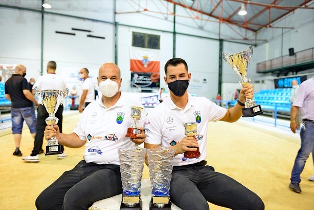Jesús Salmón y Víctor González muestran orgullosos los trofeos que les acreditan como campeones regionales. / Sergio Iturbe