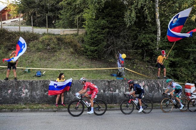 Los espectadores sostienen banderas eslovenas como una escapada grupal durante la decimosexta etapa de la carrera ciclista del Tour de Francia a lo largo de 164 km desde La-Tour-du-Pin hasta Villard-de-Lans, Francia, el 15 de septiembre de 2020 (Ciclismo, Francia, Eslovenia). ) EFE / EPA / CHRISTOPHE PETIT TESSON