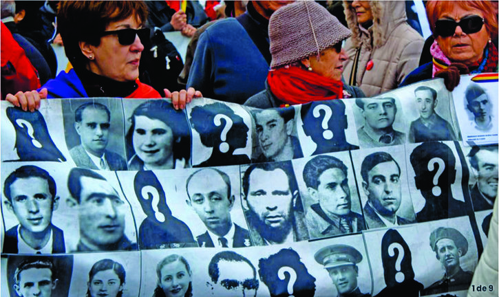 Un grupo de personas protestan en defensa de las víctimas del franquismo. / EFE