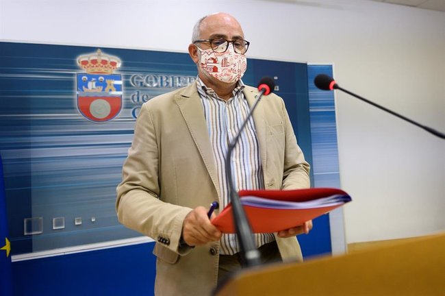 El consejero de Sanidad del Gobierno de Cantabria, Miguel Rodríguez. EFE/Pedro Puente Hoyos