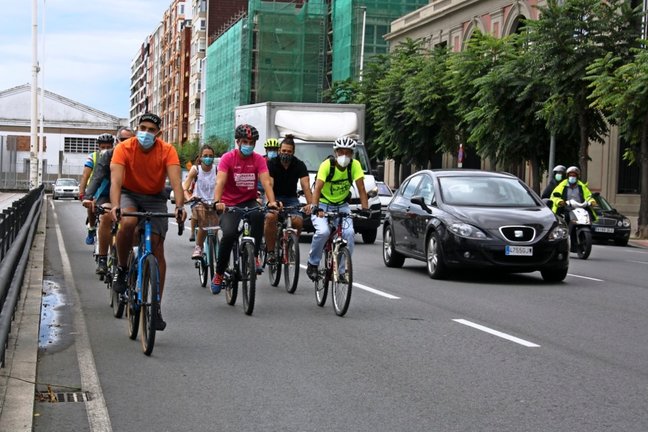 Participando en la marcha en bicicleta por Santander. / alerta