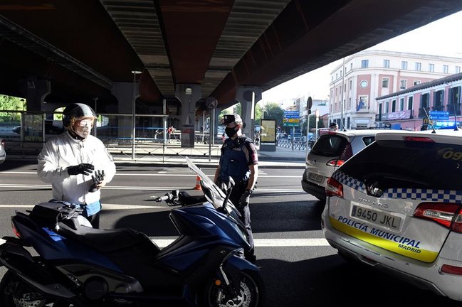 Efectivos de la Policía Local realizan controles este lunes en Puente de Vallecas. EFE/Víctor Lerena