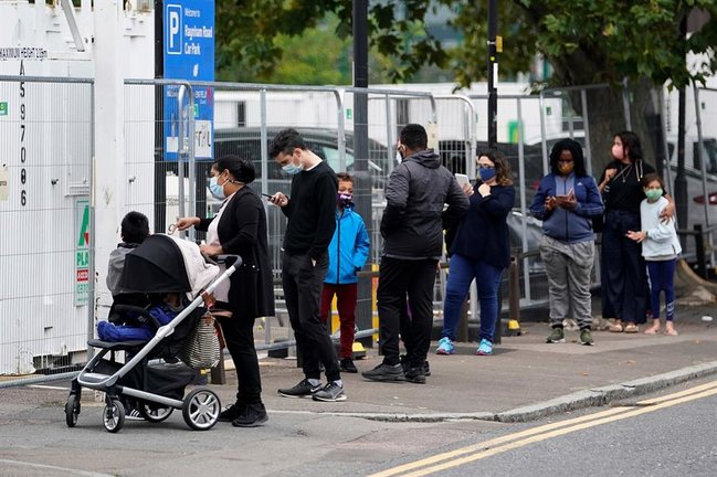 Decenas de personas esperan su turno para realizarse un test de coronavirus en Londres. EFE/EPA/WILL OLIVER
