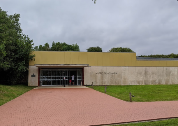El Museo Nacional y Centro de Investigación de Altamira en Santillana del Mar.