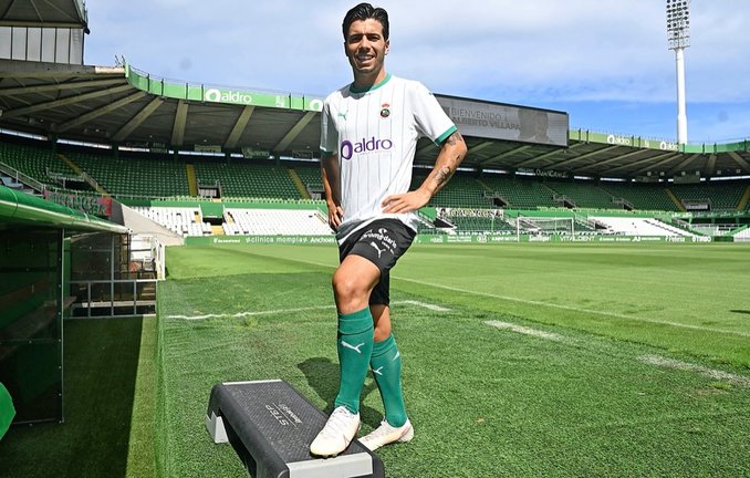 Martín Solar, que tendrá ficha del primer equipo, mostrando ayer el logotipo de Dromedario en el pantalón. / hardy