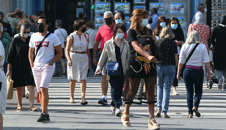 Varias personas con mascarilla cruzan una calle en la ciudad de Santander. / HARDY / ALERTA
