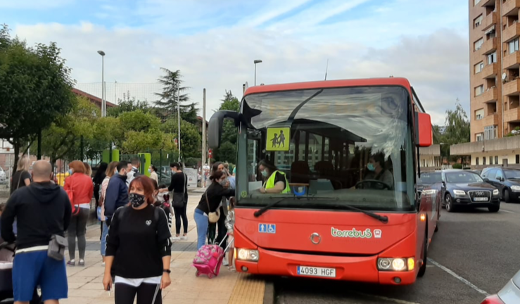 Un autobús llega al colegio Menendez Pelayo en el Zapatón, Torrelavega. / S.D.