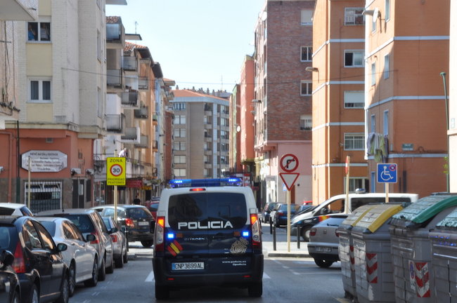 La policía patrulla las calles del barrio de La Inmobiliaria en Torrelavega. / S.D.