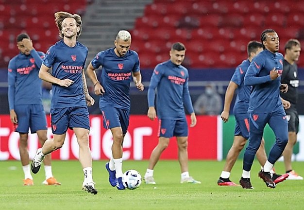 Los jugadores del Sevilla, durante el entrenamiento de ayer en Budapest. / EFE