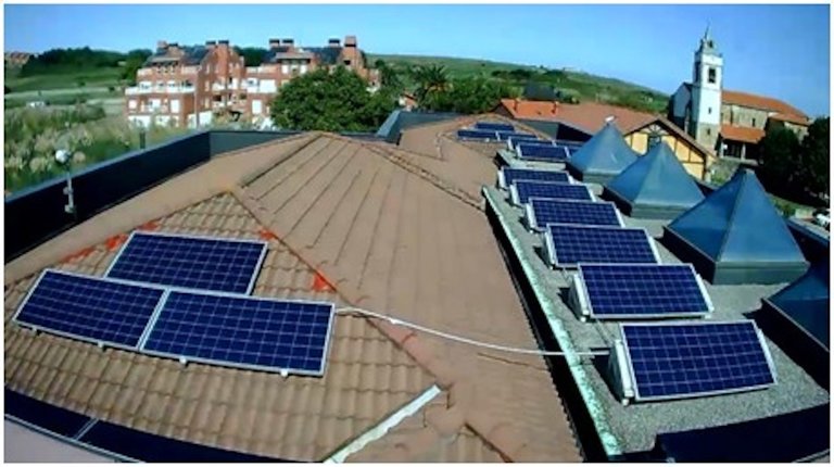 Paneles solares en la cubierta del Ayuntamiento de Miengo. / ALERTA