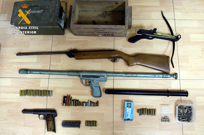 Diversas armas y cartuchería encontrado en el domicilio. / OPC