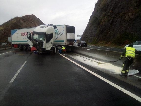 El camión ocupa los dos carriles en sentido Santander. : EMERGENCIAS CASTRO
