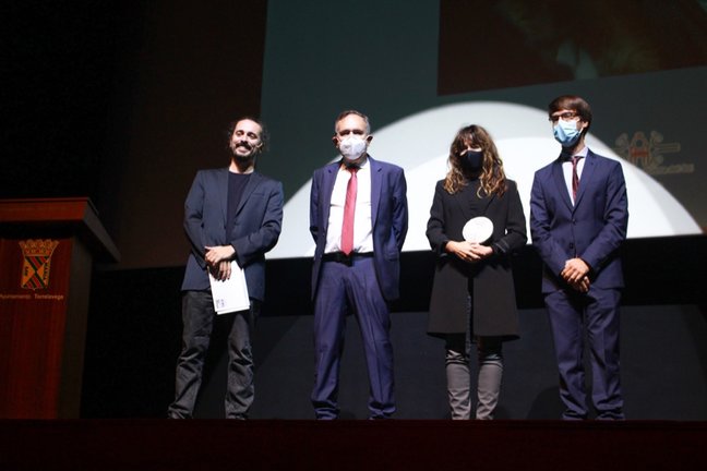 Susan Béjar, recibe el premio Américo Gutiérrez a la Mejor Dirección.