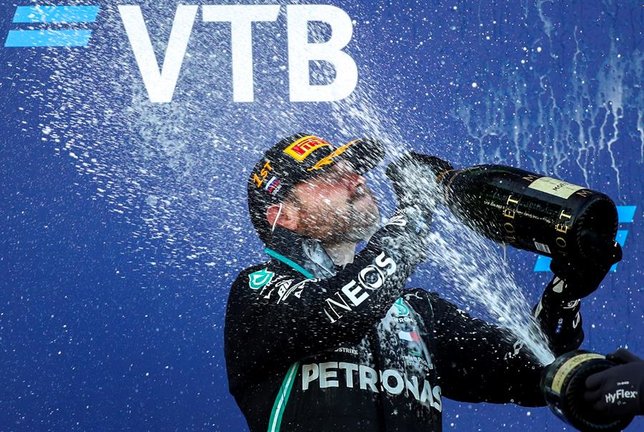 El piloto finlandés de Fórmula Uno Valtteri Bottas de Mercedes-AMG Petronas celebra en el podio tras ganar el Gran Premio de Fórmula Uno de Rusia en la pista de carreras de Sochi, Rusia, el 27 de septiembre de 2020. (Fórmula Uno, Rusia) EFE / EPA / Bryn Lennon / Piscina