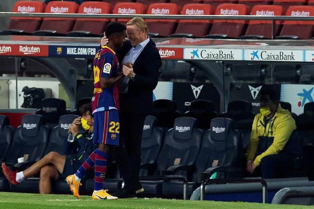 El jugador del FC Barcelona Ansu Fati (i) es felicitado por su entrenador, Ronald Koeman, al ser sustituído durante el partido de la tercera jornada de Liga en Primera División ante el Villarreal que disputan esta noche en el estadio Camp Nou, en Barcelona. EFE/Enric Fontcuberta