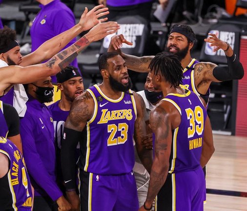 El delantero de Los Angeles Lakers, LeBron James (C), reacciona con sus compañeros de equipo durante la segunda mitad del quinto juego de playoffs de la final de la Conferencia Oeste de la NBA entre los Denver Nuggets y Los Angeles Lakers en el ESPN Wide World of Sports Complex en Kissimmee, Florida, EE. UU. 26 de septiembre de 2020. (Baloncesto, Estados Unidos) EFE / EPA / ERIK S. LESSER SHUTTERSTOCK OUT