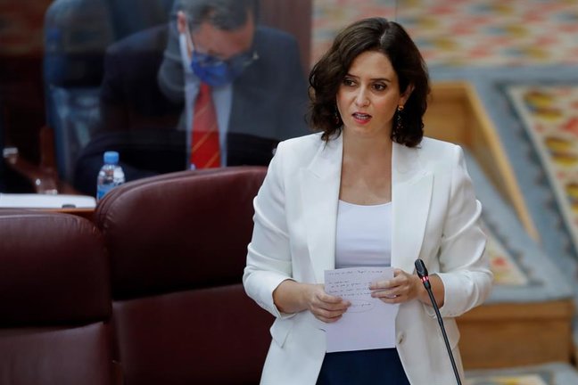 La presidenta regional, Isabel Díaz-Ayuso, durante su intervención en el pleno de la Asamblea de Madrid. EFE/ Chema Moya