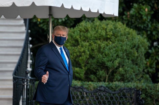 El presidente de los Estados Unidos, Donald J. Trump, camina hasta el jardín sur de la Casa Blanca antes de abordar el Marine One en Washington, DC, EE.UU., este 2 de octubre de 2020. EFE/EPA/Sarah Silbiger