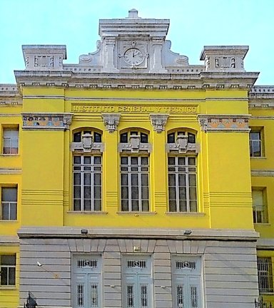 Fotografía de la fachada del IES Santa Clara, en Santander.