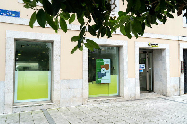 Vista de la publicidad en los ventanales  exteriores de las oficinas del Igualatorio en Santander.