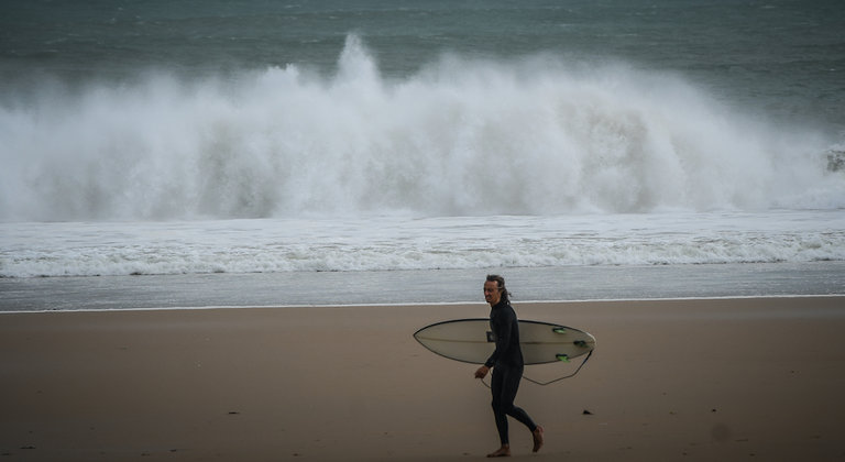 Un surfista camina por la playa del Sardinero en Santander. / HARDY