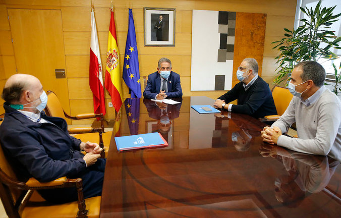 El presidente de Cantabria, Miguel Ángel Revilla, recibe al Sindicato Médico. / ALERTA
