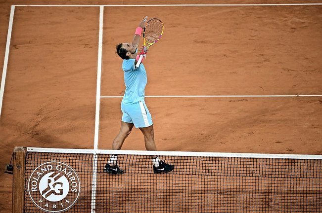 Rafa Nadal levanta los brazos tras vencer a Sinner y clasificarse para semifinales. / JULIEN DE ROSA