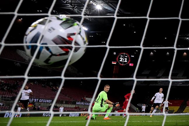 El guardameta alemán Bernd Leno (c) observa el gol del 2-2 durante un partido amistoso ante Turquía, hoy en Colonia (Alemania). EFE/FRIEDEMANN VOGEL