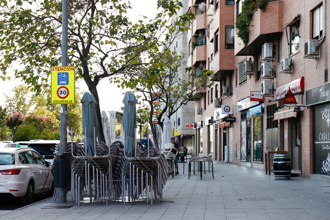 Terraza recogida y cerrada de un bar, en Fuenlabrada, Madrid.