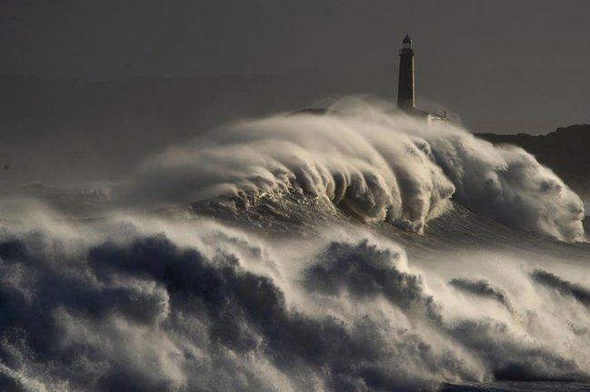 Una ola rompe en el faro de la isla de Mouro el 3 de noviembre en Santander tras el aviso de alerta roja por fenómenos costeros. EFE/Pedro Puente Hoyos