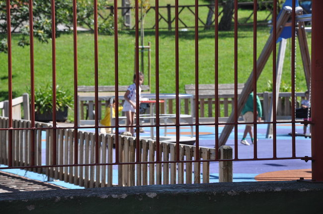 Varios niños juegan en las inmediaciones del CEIP José María Pereda de Torrelavega. / S. D.