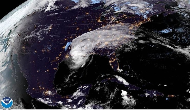 Fotografía satelital cedida por la Oficina Nacional de Administración Oceánica y Atmosférica (NOAA) por vía del Centro Nacional de Huracanes (NHC) donde se muestra la localización del huracán Delta este viernes a las 20:06 hora local (00:06 GMT). El ojo del huracán Delta, de categoría 2, tocó tierra este viernes en Cameron, en el suroeste de Louisiana, con vientos máximos sostenidos de 100 millas por hora (155 km/h), informó el NHC. EFE/ NOAA-NHC SOLO USO EDITORIAL NO VENTAS