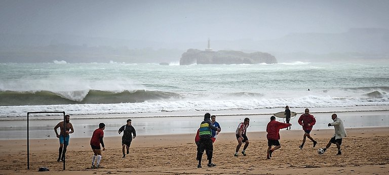 Un grupo de personas disfrutan en la playa del Sardinero de una ‘pachanga’ el pasado sábado 3 de octubre.  / Hardy
