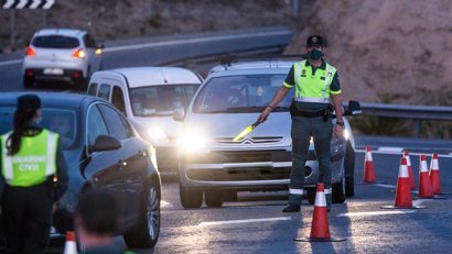 Agentes de Guardia Civil realizan un control en la carretera A-4, en Madrid (España), a 9 de octubre de 2020. - Joaquin Corchero / AFP7 / Europa Press
