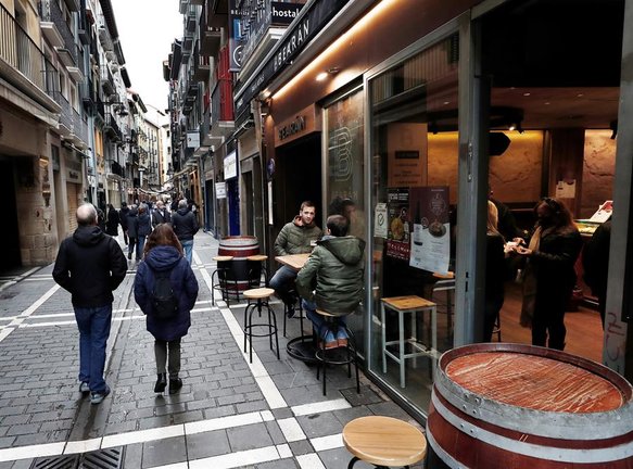 Aspecto que presentan el mediodía del domingo las terrazas de algunos de los bares del Casco Viejo de Pamplona. EFE/ Jesús Diges
