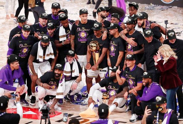 Los Lakers de Los Ángeles celebran tras coronarse campeones ante los Heat de Miami en las finales de la NBA, disputadas en el complejo deportivo ESPN Wide World, este 11 de octubre de 2020. EFE/Erik S Lesser