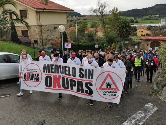 Manifestación contra los okupas en Meruelo. / ALERTA