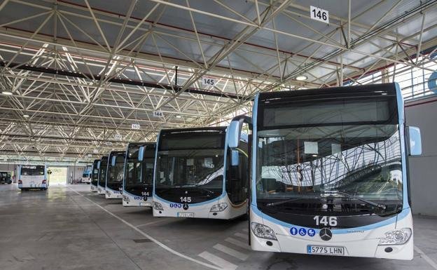 Flota de autobuses de Santander. / José Ramón