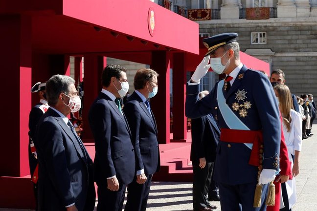 l rey Felipe saluda al presidente de Cantabria, Miguel Ángel Revilla, durante el acto organizado con motivo del Día de la Fiesta Nacional, en Madrid este lunes. EFE/Kiko Huesca/POOL