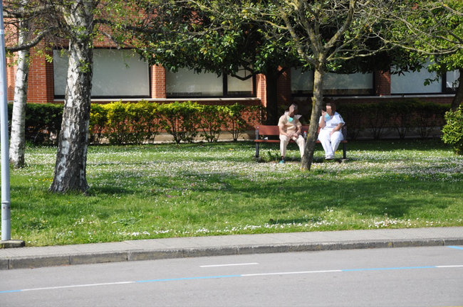 Dos enfermeros en las afueras del Hospital de Sierrallana en Torrelavega. / S.D.