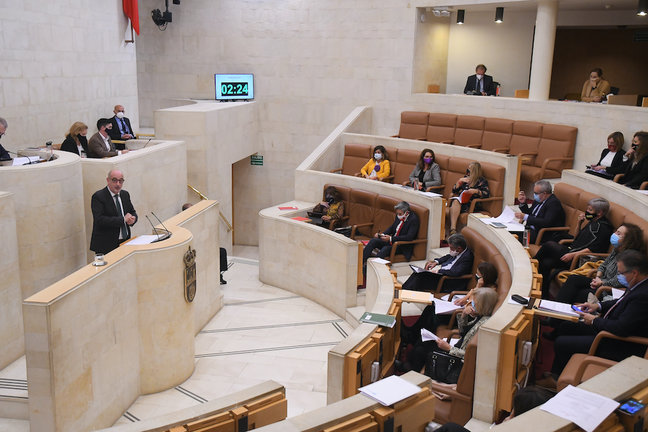 El diputado Felix Álvarez en la tribuna del Parlamento de Cantabria. / Hardy